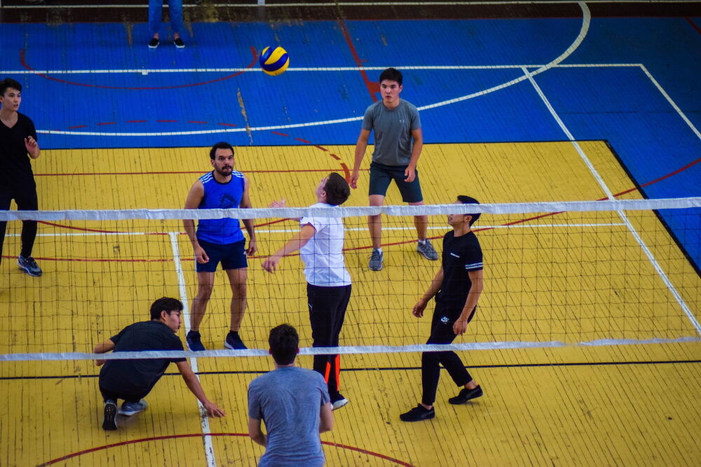 Фотография студентов, играющих в волейбол