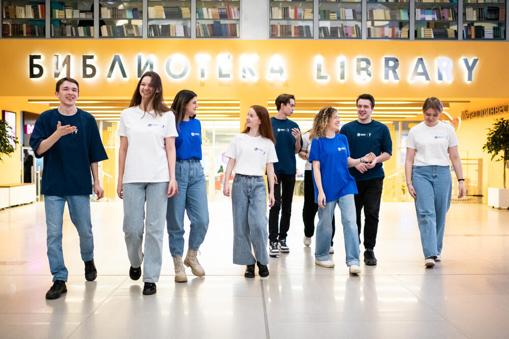 Студенты возле библиотеки