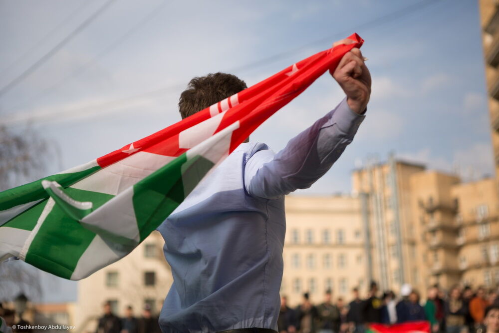 Фотография студента, танцующего во время Дня национальностей