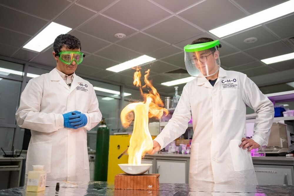 Студенты проводят научный эксперимент