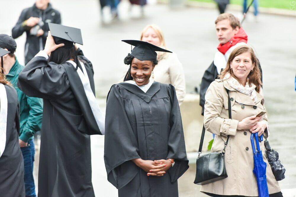 На фотографии девушка-выпускница Университета МИСИС