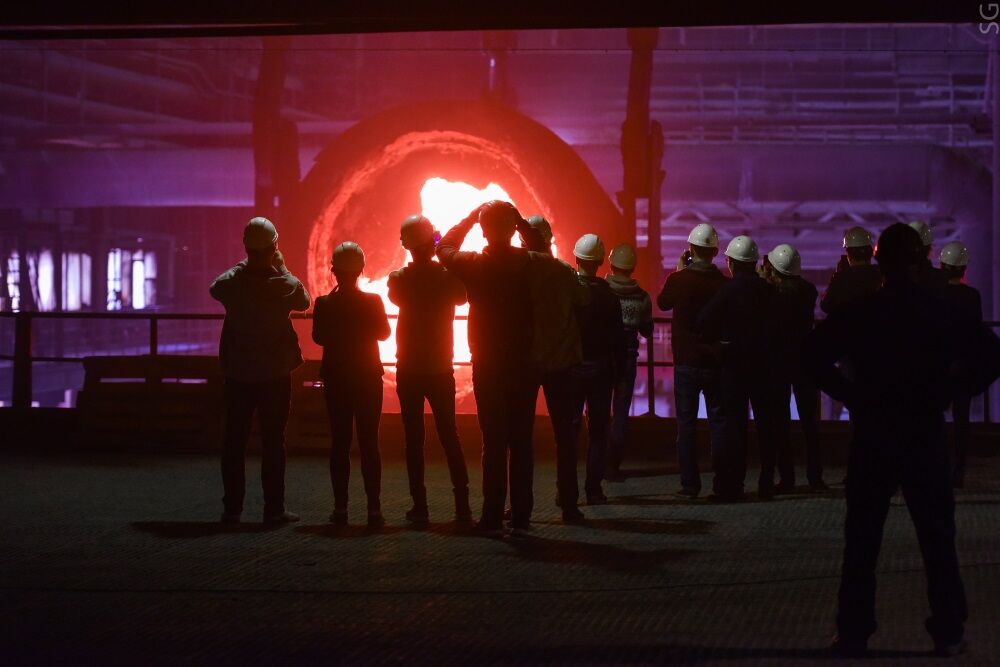 На фотографии студенты на практике возле домны