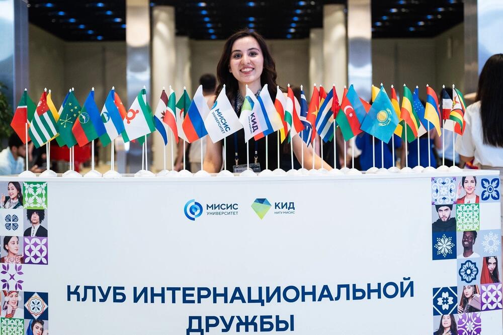 На изображении работа стенда Клуба интернациональной дружбы