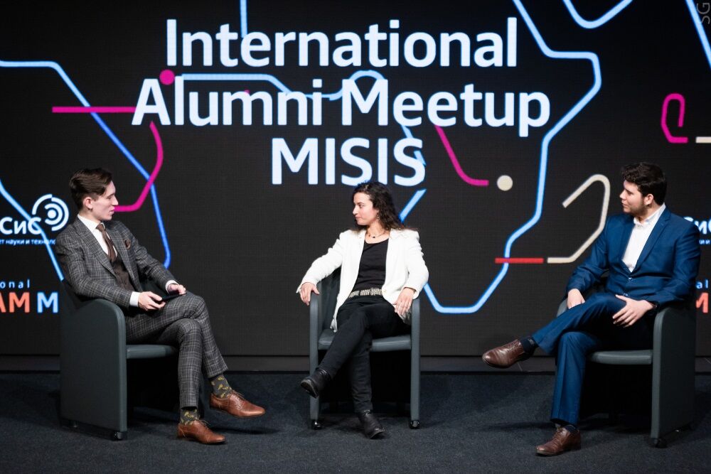 На фотографии заседание клуба выпускников Университета МИСИС