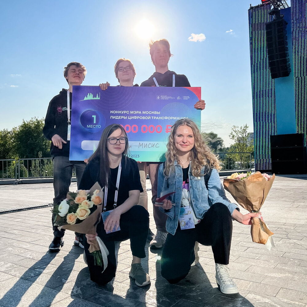 Фотография участников Хакатон-клуба с дипломом-победителя и цветами