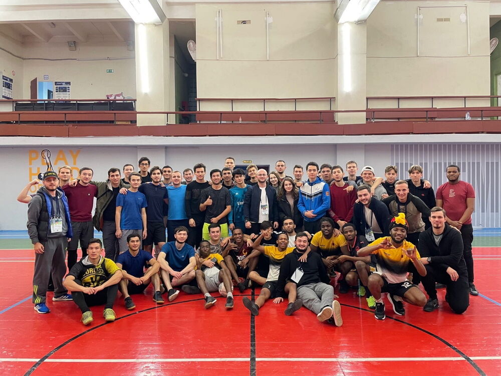 Фотография студентов в спортивном зале