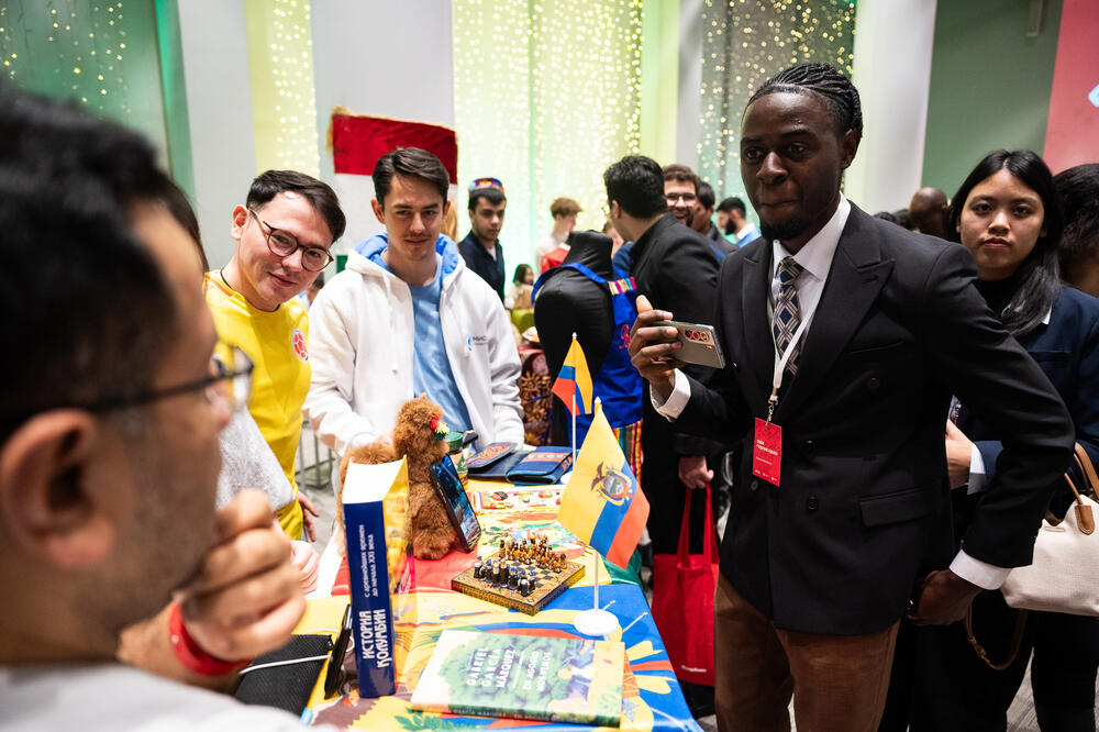 На изображении члены Клуба интернациональной дружбы