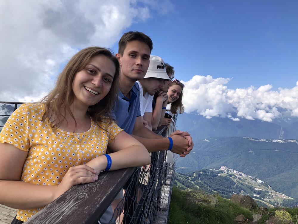 Студенты НИТУ МИСИС на веранде на склоне горы