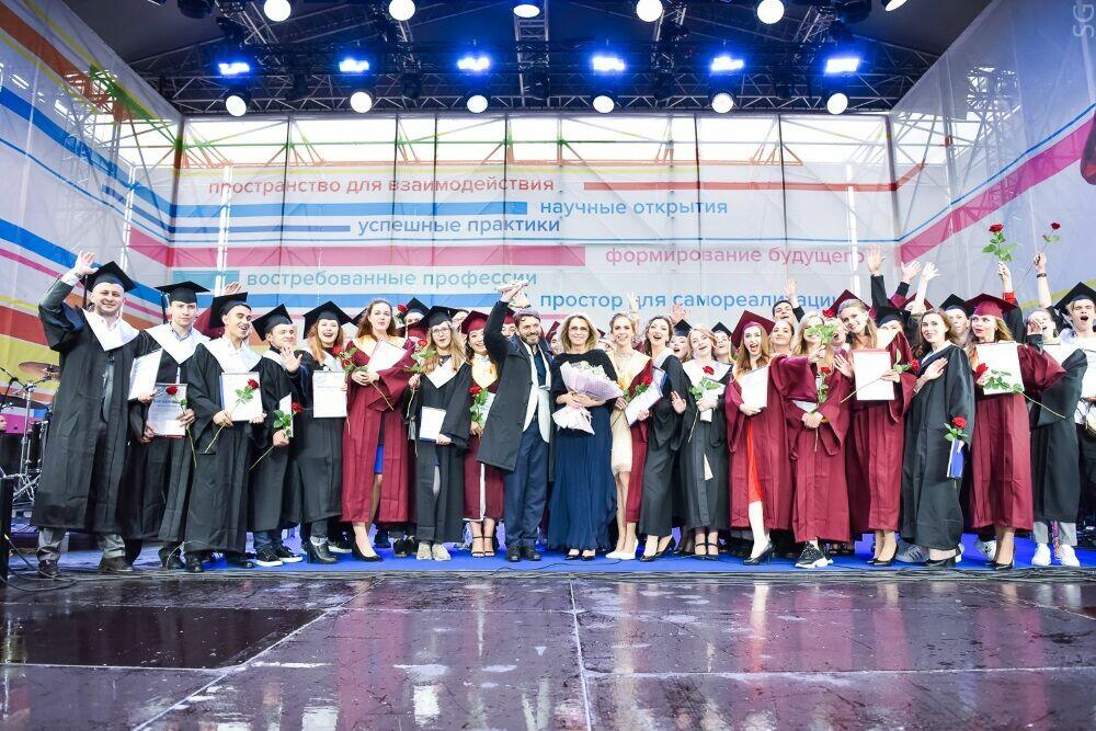 На фотографии группа выпускников Университета МИСИС