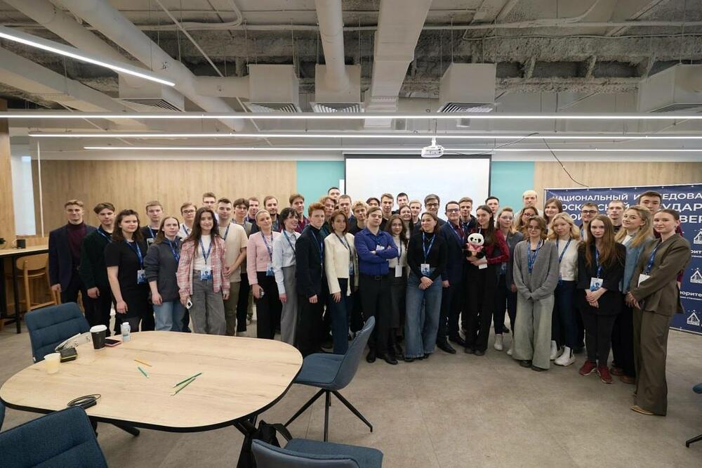На фотографии группа студентов на мероприятии Росатома