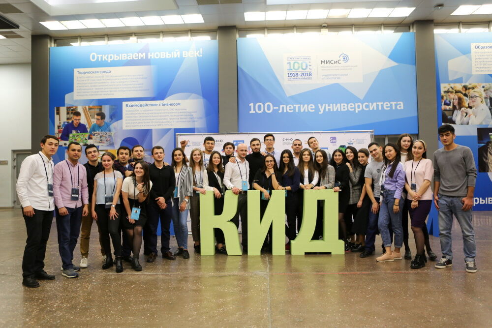 Групповая фотография членов Клуба интернациональной дружбы