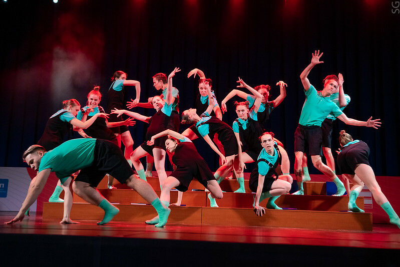 Студенты танцуют