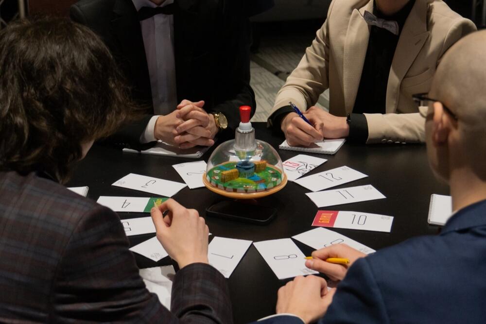 Команда крутит волчок на игре «Что? Где? Когда?»