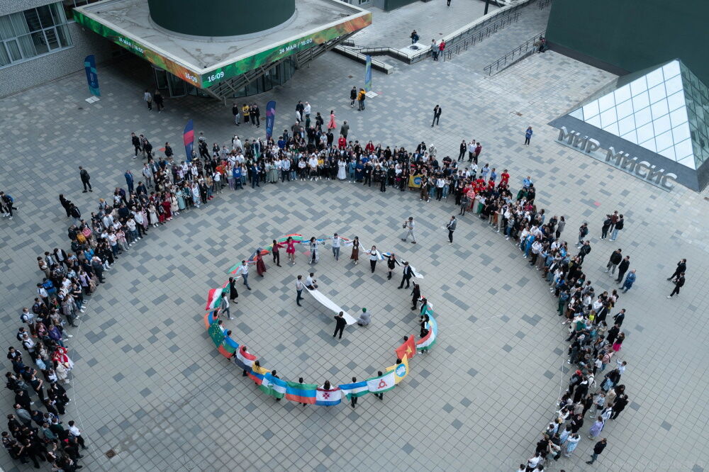 Фотография большого хоровода, в который собрались студенты во время Дня национальностей