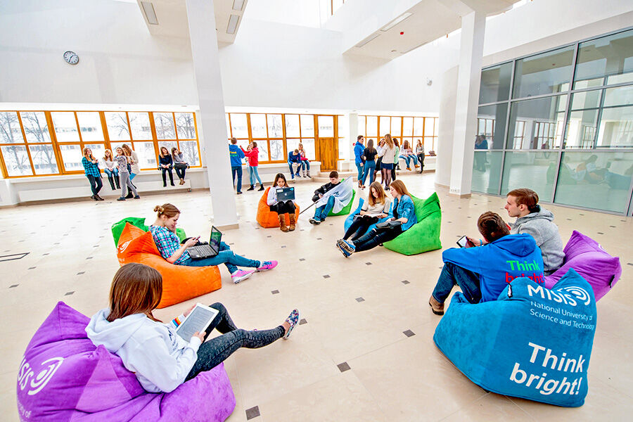 Студенты НИТУ МИСИС за отдыхом в общежитии