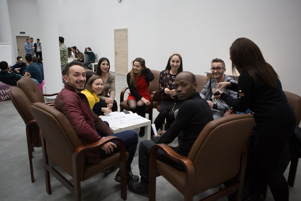 Фотография иностранных студентов, обсуждающих учебу