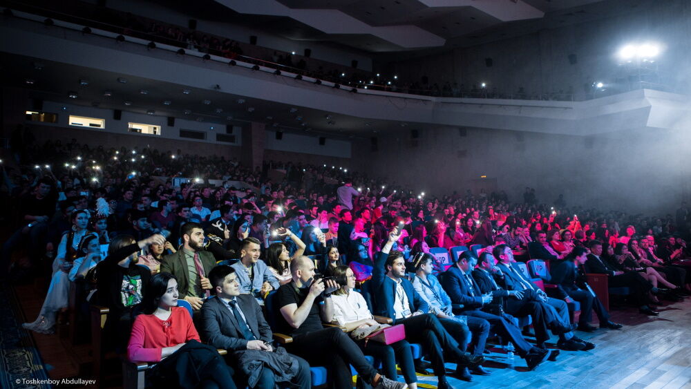 Фотография людей сидящих в зале во время открытия Дня национальностей