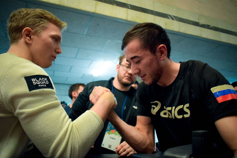 Фотография студентов, занятых армрестлингом