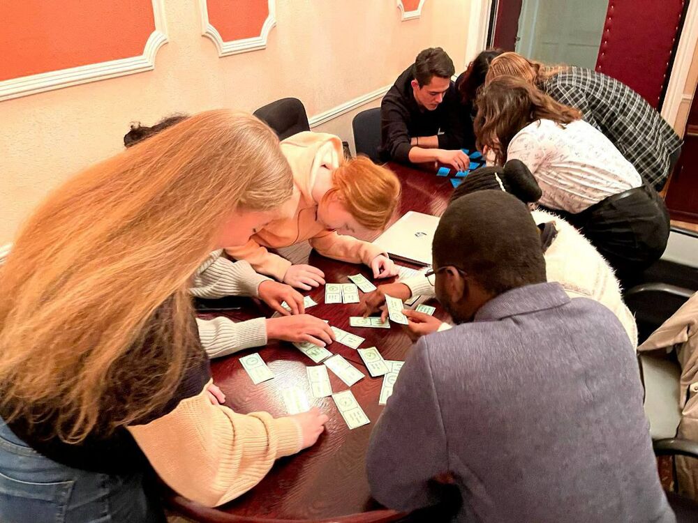 Иностранные студенты НИТУ МИСИС занимаются подготовкой к мероприятию