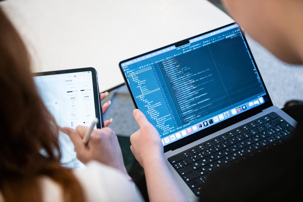 Студент НИТУ МИСИС за ноутбуком