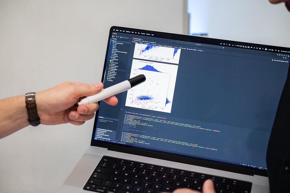 Экран ноутбука с цифровой моделью