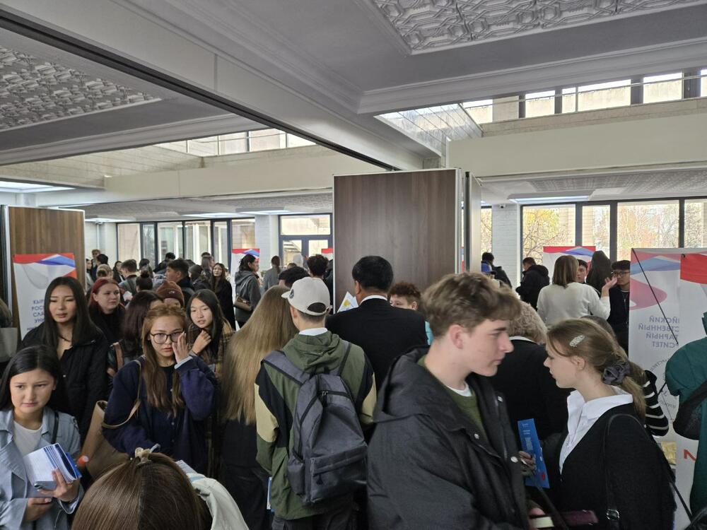 На изображении гости и участники 17-ой выставки российских образовательных организаций «Образование в России — 2026/27»