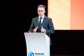 Дмитрий Исламов выступает на пленарном заседании «Недели горняка — 2026»