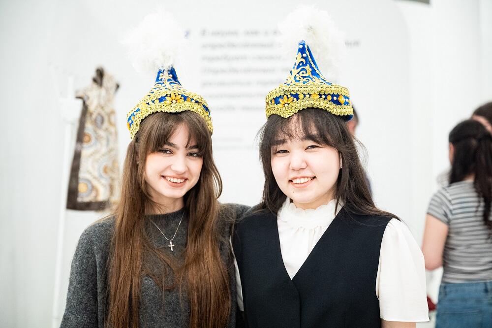 Две студентки НИТУ МИСИС стоят в национальных головных уборах