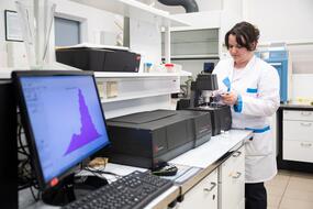 Учёный в лаборатории НИТУ МИСИС