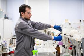 Учёный в лаборатории НИТУ МИСИС