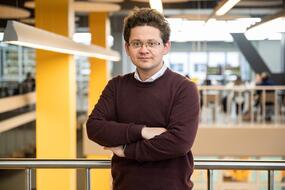 Портрет Алексея Федорова, директора Института физики и квантовой инженерии НИТУ МИСИС