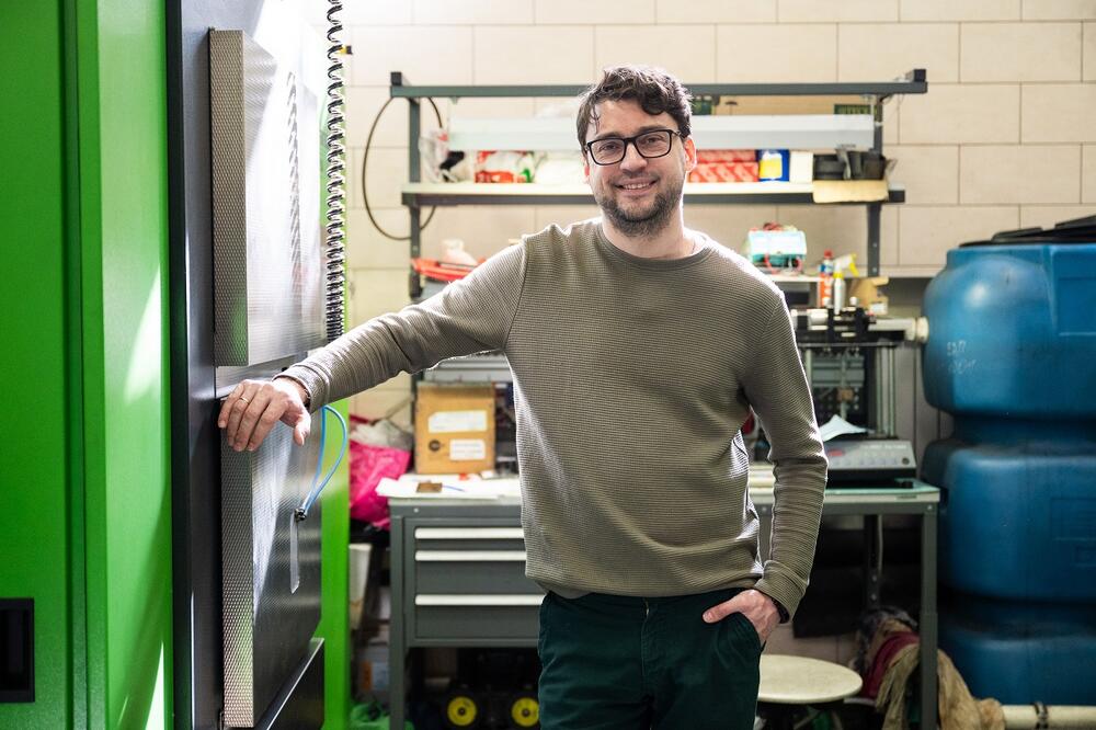 Дмитрий Московских, директор НИЦ «Конструкционные керамические наноматериалы» стоит в лаборатории около оборудования